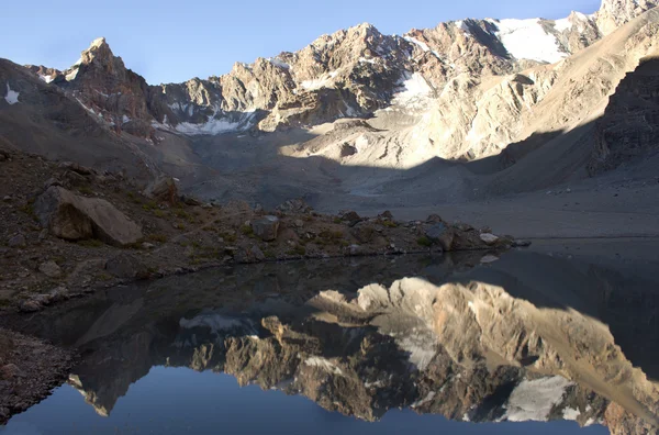 中央アジア、Tajilistan、ファンのマウントで美しい山の湖 — ストック写真