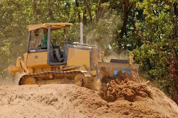 Pequeno bulldozer sujeira em movimento — Fotografia de Stock