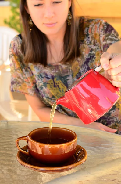 Vierta de té — Foto de Stock