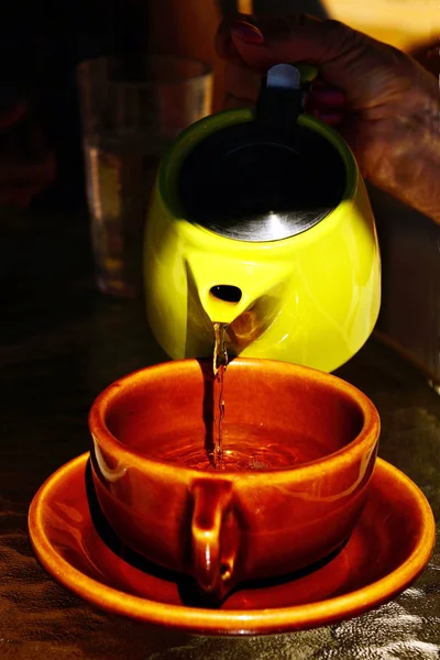 Чай налить — стоковое фото