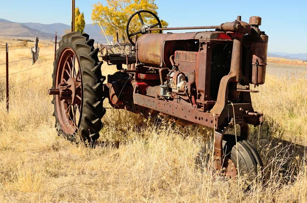 Alter Traktor — Stockfoto