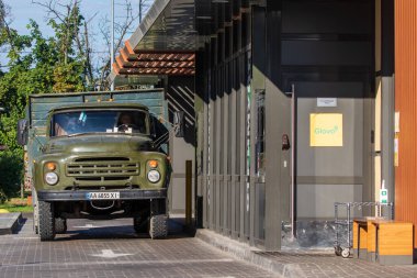 Kyiv Ukrayna - 15 Temmuz 2020: Bir fast food restoranında büyük bir ağır kamyon duruyor. Karantina süresi, koronavirüse karşı koruma tedbirleri.