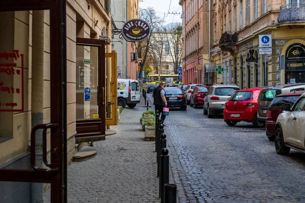 Lviv Ucrania Octubre 2020 Una Estrecha Calle Empedrada Con Camino — Foto de Stock