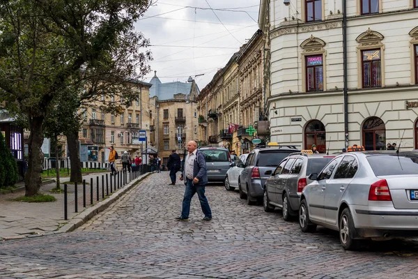 Lviv Ukraine Oktober 2020 Eine Schmale Kopfsteinpflasterstraße Mit Einem Weg — Stockfoto