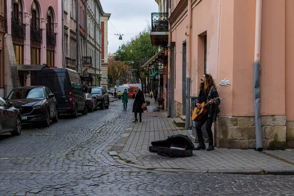 Lviv Oekraïne Oktober 2020 Een Onbekende Muzikant Speelt Gitaar Het — Stockfoto