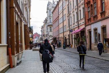 Lviv, Ukrayna - 30 Ekim 2020 Lviv 'in tarihi merkezinde patikası olan dar bir kaldırım taşı caddesi. Sokak sahnesi. Eski şehrin sokakları ve mimarisi.
