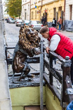 Lviv, Ukrayna - 24 Ekim 2020 Lviv 'in tarihi merkezinde patikası olan dar bir kaldırım taşı caddesi. Sokak sahnesi. Eski şehrin sokakları ve mimarisi.