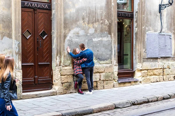 Lviv Oekraïne Oktober 2020 Romantische Jonge Man Jonge Vrouw Knuffelen — Stockfoto