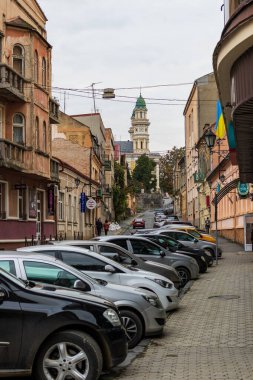Uzhgorod, Ukrayna - 27 Ekim 2020: Uzhgorod 'un tarihi merkezinde yolu olan dar bir kaldırım taşı caddesi. Sokak sahnesi. Eski şehrin sokakları ve mimarisi.