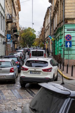 Lviv, Ukrayna - 25 Ekim 2020 Lviv 'in tarihi merkezinde patikası olan dar bir kaldırım taşı caddesi. Sokak sahnesi. Eski şehrin sokakları ve mimarisi.