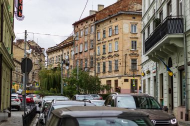 Lviv, Ukrayna - 25 Ekim 2020 Lviv 'in tarihi merkezinde patikası olan dar bir kaldırım taşı caddesi. Sokak sahnesi. Eski şehrin sokakları ve mimarisi.