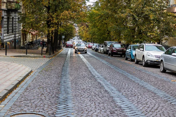 Lviv Ucrania Octubre 2020 Una Estrecha Calle Empedrada Con Camino — Foto de Stock