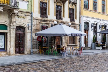 Lviv, Ukrayna - 24 Ekim 2020: Rynok Meydanı 'ndaki Lviv' in kültürel ve tarihi merkezinde yer alan restorana giriş. Eski şehrin sokakları ve mimarisi.