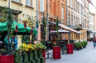 Lviv, Ukrayna - 24 Ekim 2020: Lviv 'in tarihi merkezindeki sokaklardan birinin görüntüsü. Turistler arasında çok popüler bir yer. Eski şehrin sokakları ve mimarisi.