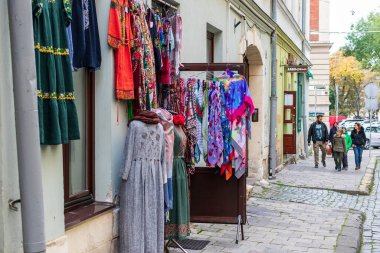 Lviv, Ukrayna - 24 Ekim 2020: Tarihi Lviv merkezinin caddesinde bulunan hediyelik eşya dükkanının görüntüsü. Yolculuğun anısına el yapımı giysiler mağazanın önünde sergilenmektedir..