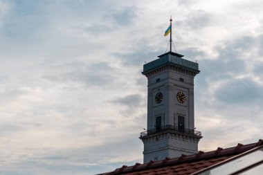 Ukrayna bayrağı ve Lviv Belediye Binası saati olan kule. Rynok Meydanı 'ndaki güzel eski mimari. Turistler arasında çok popüler bir yer. Eski şehrin sokakları ve mimarisi. Ukrayna.