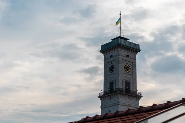 Ukrayna bayrağı ve Lviv Belediye Binası saati olan kule. Rynok Meydanı 'ndaki güzel eski mimari. Turistler arasında çok popüler bir yer. Eski şehrin sokakları ve mimarisi. Ukrayna.