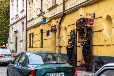 Lviv, Ukrayna - 24 Ekim 2020: Lviv 'in tarihi merkezinin caddesinde bulunan popüler kafenin görüntüsü. Turistler arasında çok popüler bir yer. Eski şehrin sokakları ve mimarisi.