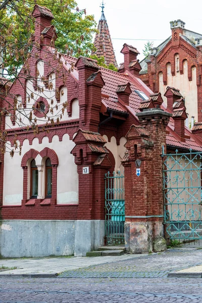利沃夫 乌克兰 2020年10月24日 位于利沃夫历史中心的一条街道 在游客中很受欢迎 旧城的街道和建筑 — 图库照片