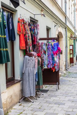 Lviv, Ukrayna - 24 Ekim 2020: Tarihi Lviv merkezinin caddesinde bulunan hediyelik eşya dükkanının görüntüsü. Yolculuğun anısına el yapımı giysiler mağazanın önünde sergilenmektedir..