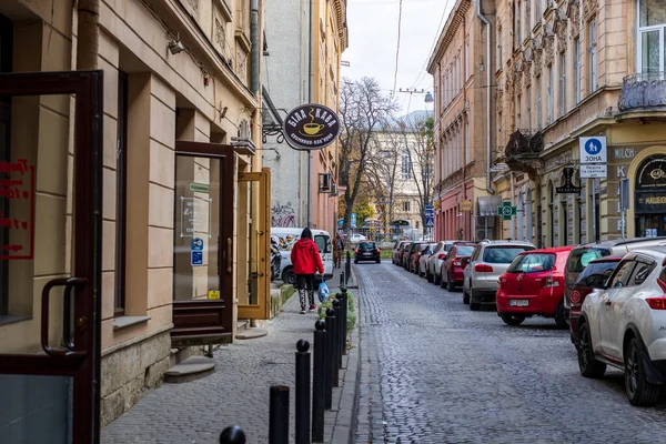 Lviv Ucrania Octubre 2020 Una Estrecha Calle Empedrada Con Camino — Foto de Stock