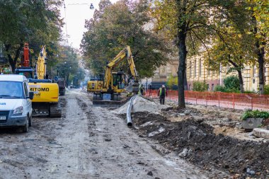 Lviv, Ukrayna - 24 Ekim 2020: Lviv 'in tarihi merkezinde yolun yeniden inşası. Tadilat işi. Sokaklarda yol onarımı.
