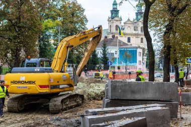 Lviv, Ukrayna - 24 Ekim 2020: Lviv 'in tarihi merkezinde yolun yeniden inşası. Tadilat işi. Sokaklarda yol onarımı.