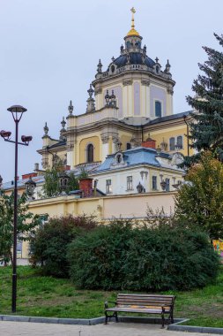 Lviv, Ukrayna - 24 Ekim 2020: Barok-Rococo tarzında Aziz George Katedrali, Lviv şehrinde yer almaktadır. St. Yura Katedrali.