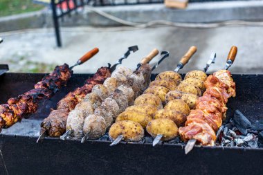 Et ürünleri ızgarada pişirilir. Bir sokak yemeği fuarında, etkinlikte, festivalde sunulan açık ateşte nefis yemekler..