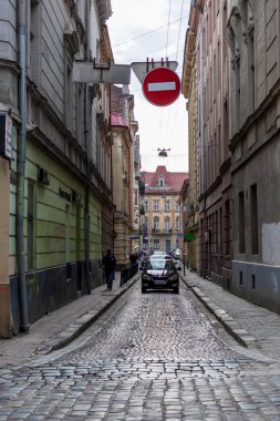 Lviv, Ukrayna - 24 Ekim 2020 Lviv 'in tarihi merkezinde patikası olan dar bir kaldırım taşı caddesi. Sokak sahnesi. Eski şehrin sokakları ve mimarisi.