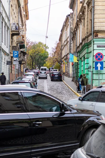 Lviv Ucrania Octubre 2020 Una Estrecha Calle Empedrada Con Camino — Foto de Stock