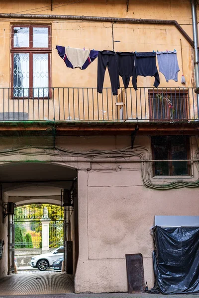 Tussen Oude Huizen Het Historische Centrum Van Lviv Een Hoge — Stockfoto