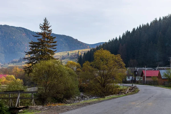 Uma Pequena Aldeia Localizada Vale Montanha Paisagem Montanha Outono Nos — Fotografia de Stock