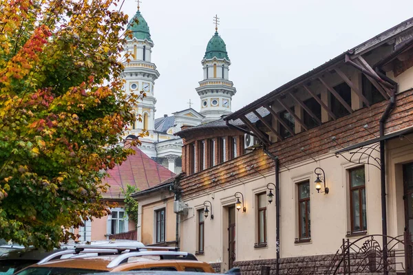 Uzhhorod, Ukrayna. Arka planda dar eski cadde ve Yunan Katolik Katedrali manzarası. Renkli bir sonbahar. Popüler turistik cazibe. 
