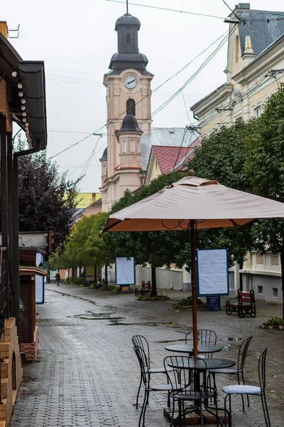 乌克兰Uzhhorod 乌孜霍罗德城历史中心一条狭窄的鹅卵石街道 在与考罗纳维埃的斗争中 在检疫措施中 没有访客 也没有空的广告牌 — 图库照片