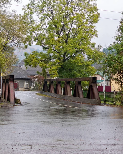 Μια Παλιά Γέφυρα Αυτοκινήτου Ένα Μικρό Ορεινό Χωριό Φθινοπωρινή Βροχερή — Φωτογραφία Αρχείου
