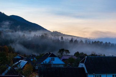 Küçük bir dağ köyünde sisli bir sabahta gün doğumu. Ukrayna Karpatları 'nda renkli bir sonbahar. Güzel doğa sahnesi. 