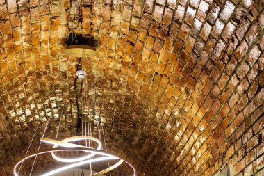 Boyanmamış eski bir tuğla kasanın soyut bir parçası. Çatlak yüzeyi olan eski tuğla duvar kavramı arka plan olarak kullanılır..