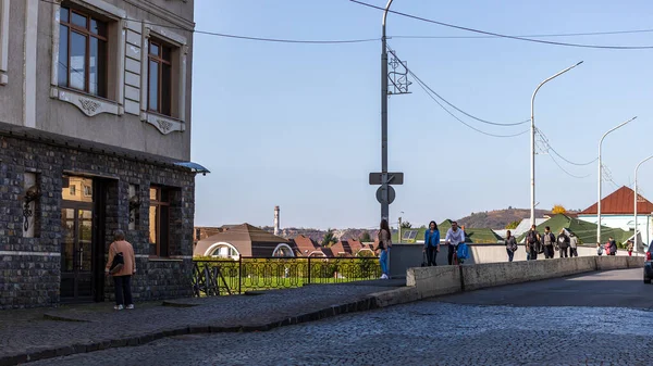 乌克兰穆卡切沃 2020年10月27日 一条狭窄的鹅卵石街 位于穆卡切沃历史中心 旧城的街道和建筑 — 图库照片