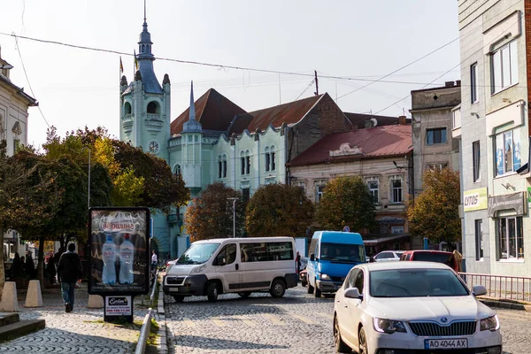 Mukachevo Ucrania Octubre 2020 Una Estrecha Calle Empedrada Con Camino — Foto de Stock