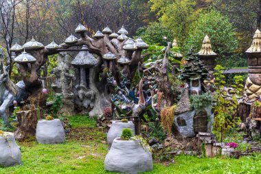 Zakarpattia Oblastı, Ukrayna - 26 Ekim 2020: Bir konut binasının dış görünüşü ve çevresinin inanılmaz tasarımının bir parçası. Kır evinden önce halk tarzı dekoratif figürler.