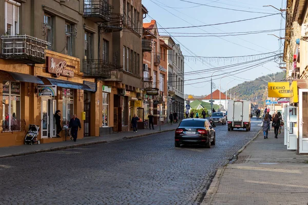 Mukachevo Oekraïne Oktober 2020 Een Smalle Kasseistraat Met Een Pad — Stockfoto