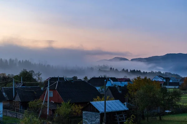 Slunce Vychází Mlhavého Rána Malé Horské Vesničce Barevný Podzim Ukrajinských — Stock fotografie