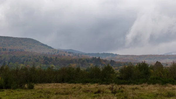 Herbstliche Berglandschaft Den Ukrainischen Karpaten Gelbe Und Rote Bäume Kombiniert — Stockfoto