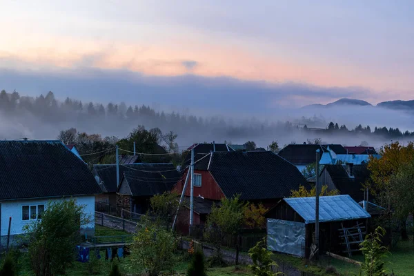 Slunce Vychází Mlhavého Rána Malé Horské Vesničce Barevný Podzim Ukrajinských — Stock fotografie