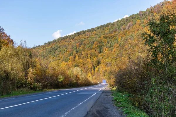 Oblast Zakarpattia Ucrânia Outubro 2020 Carro Move Longo Uma Estrada — Fotografia de Stock