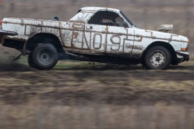 Kyiv Ukrayna - 10 Ocak 2021: Retro otomobil GAZ 24 Volga şehir dışında bir köy yolunda. 1980 'de Sovyetler Birliği' nde üretilen paslı eski bir araba..