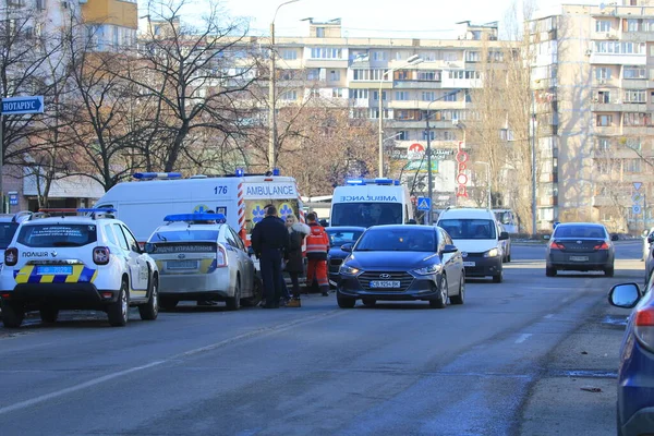 Kyiv Ukrayna - 03 Mart 2021: Trafik kazası. Polis ve ambulanslar iki araçlı bir kazaya cevap veriyor. Ambulans ve polis yolda..
