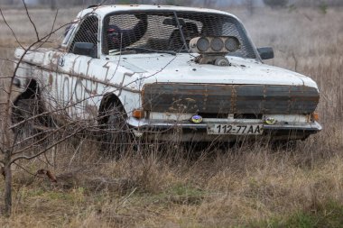 Kyiv Ukrayna - 10 Ocak 2021: Retro otomobil GAZ 24 Volga şehir dışında bir köy yolunda. 1980 'de Sovyetler Birliği' nde üretilen paslı eski bir araba..