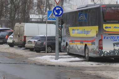 Kyiv Ukrayna - Şubat 03 2021: Sürücü yaya geçidini kapatan kaldırıma büyük bir otobüs park etti. Yaya geçişi zordur..